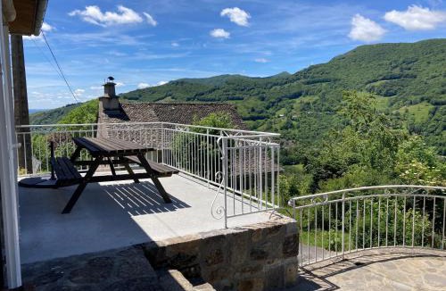 Saint-Jacques-des-Blats House | gite aux gardes aux pieds des montagnes