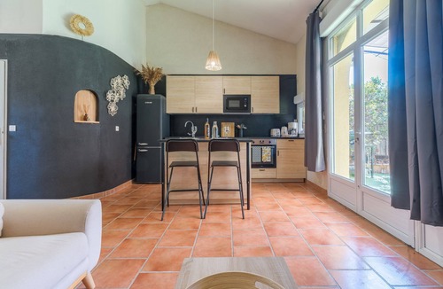 Roussillon House | Gîte 'Domaine Plan Des Devens Tendresse' with Shared Pool, Wi-Fi & Air Conditioning