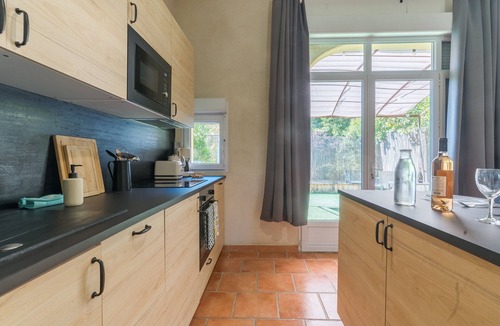 Roussillon House | Gîte 'Domaine Plan Des Devens Tendresse' with Shared Pool, Wi-Fi & Air Conditioning