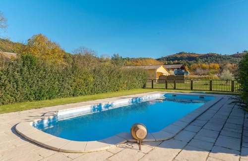 Greoux-les-Bains House | Gîte 'Fleur De Thym' with Shared Pool, Communal Terrace and Air Conditioning