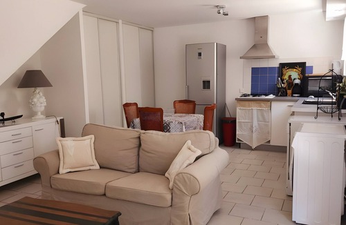 Oppede House | Gîte Le Roma with Shared Pool, Wi-Fi, and Air Conditioning in Oppède