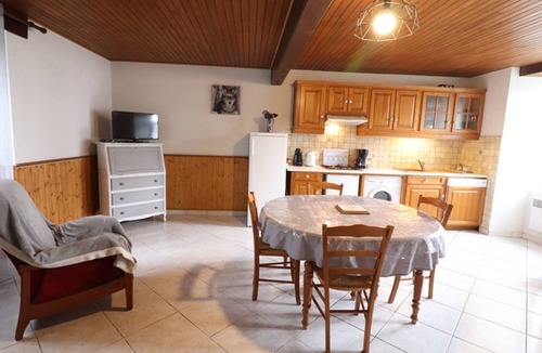 Saint-Etienne-de-Chomeil Cottage | Gite Saint-Étienne-de-Chomeil, 2 bedrooms, 4 persons