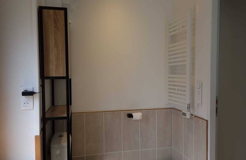 Loubressac Apartment | Gîte/Studio sleeps 2 with enclosed garden (pets welcome) and large shower.
