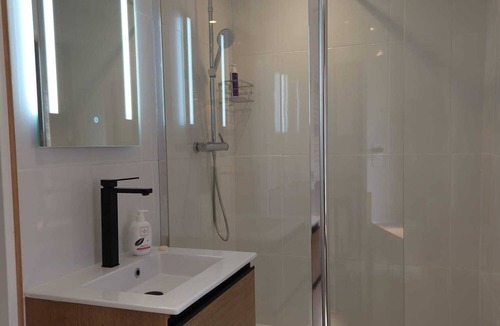 Loubressac Apartment | Gîte/Studio sleeps 2 with enclosed garden (pets welcome) and large shower.