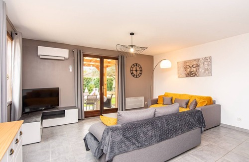 Bruguieres House | GiteLesTournesols 3bed,4beds 3Queen size wifi parking garden Toulouse blagnac
