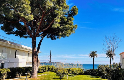 Golfe Juan Apartment | Golfe Juan, beautiful Villa Bleue apartment by the sea,