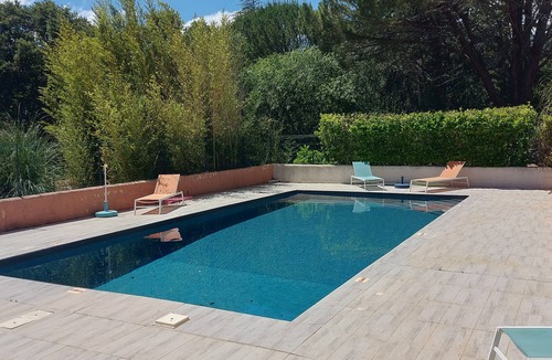Cabrieres-d'Avignon Villa | Gordes 7km away: Cabrières d'Avignon Provencal villa with pool facing the Luberon