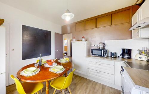 Locmariaquer Apartment | Gorgeous Apartment In Locmariaquer With Wifi