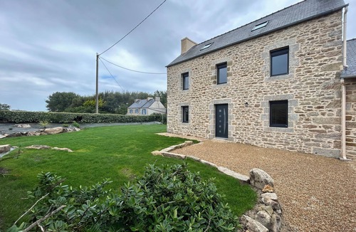 Plouneour-Trez House | Grande Maison en Pierres Rénovée à 1,5 km de la mer