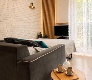 Hyeres City Centre Apartment | Grand Studio dans Résidence avec Piscine