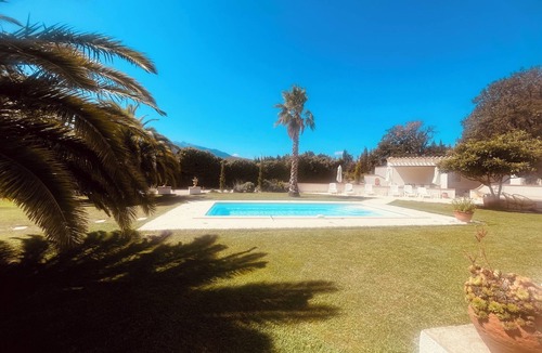 Bouleternere Villa | Grande Villa Dans les Vergers de Pêchers
