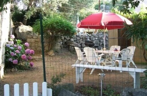 Arca House | Granite house, with large shady garden .