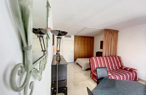 Cannes City Centre Apartment | Gray d'Albion studio BON500