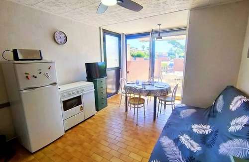 Les Arenes Apartment | Ground-floor studio with en suite bathroom, large terrace, 2 pools, and parking 4CORO77