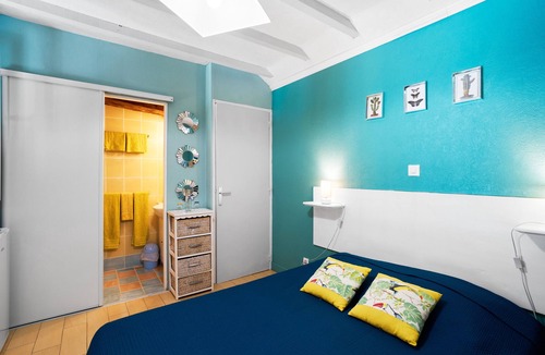 Saint-Sulpice-de-Roumagnac Bed & Breakfast | Guest Rooms 'Le Pré Fleuri 3' with Shared Pool, Shared Terrace and Wi-Fi