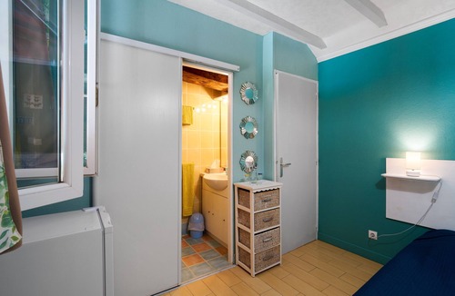 Saint-Sulpice-de-Roumagnac Bed & Breakfast | Guest Rooms 'Le Pré Fleuri 3' with Shared Pool, Shared Terrace and Wi-Fi