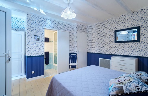 Saint-Sulpice-de-Roumagnac Bed & Breakfast | Guest Rooms 'Le Pré Fleuri 5' with Shared Pool, Communal Terrace and Wi-Fi