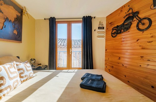 Sainte-Croix-du-Verdon Bed & Breakfast | Guest Room "Voyage" with Shared Terrace, Wi-Fi and Air Conditioning