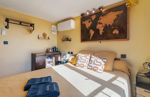 Sainte-Croix-du-Verdon Bed & Breakfast | Guest Room "Voyage" with Shared Terrace, Wi-Fi and Air Conditioning