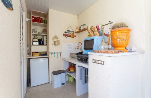 Saint-Nazaire Apartment | Guest Room 'Esprit Du Sud' with Shared Pool, Wi-Fi and Air Conditioning