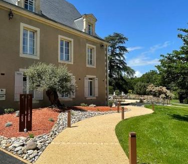 Rouffignac-Saint-Cernin-de-Reilhac Hotel | Hôtel & Restaurant - Le Manoir des Cèdres - piscine extérieure et climatisation