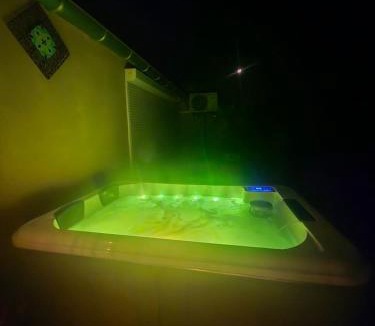 Saint-Martin-de-Crau House | hammam et jacuzzi en Provence