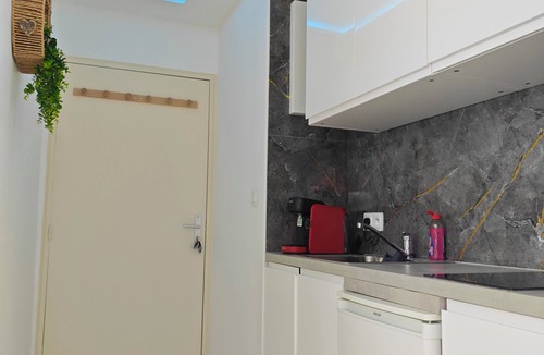 Bron Apartment | High standing studio
