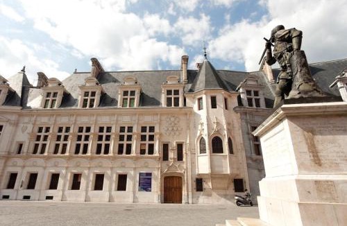 Secteur 2 Apartment | Historic Centre Studio, St-André & Bastille view!