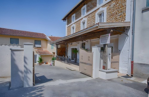 Saint-Bonnet-de-Valclerieux House | Holiday Home “La Maison D'hana” with Shared Pool, Private Terrace & Wi-Fi