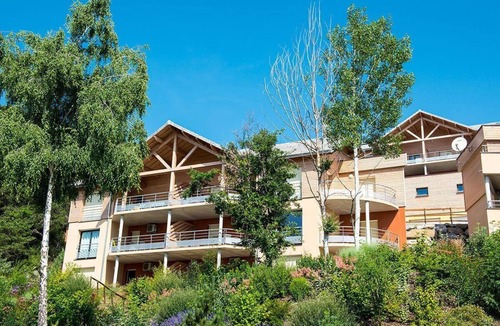 Chorges Apartment | Holiday flat with water views