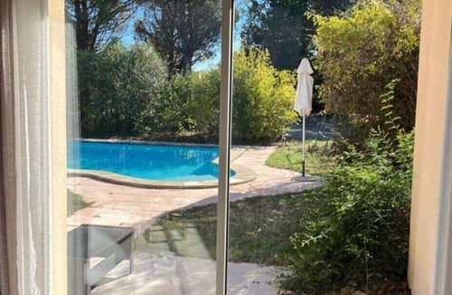 Chateauneuf-de-Gadagne House | Holiday Home 'Avec Piscine' with Private Pool, Private Garden and Wi-Fi