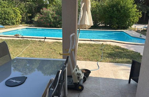 Chateauneuf-de-Gadagne House | Holiday Home 'Avec Piscine' with Private Pool, Private Garden and Wi-Fi