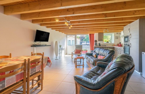 Saint-Seurin-de-Palenne House | Holiday Home 'Chèvrefeuille' with Shared Pool, Private Terrace and Wi-Fi