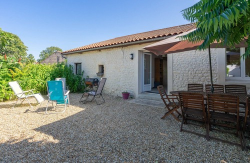 Saint-Seurin-de-Palenne House | Holiday Home 'Chèvrefeuille' with Shared Pool, Private Terrace and Wi-Fi