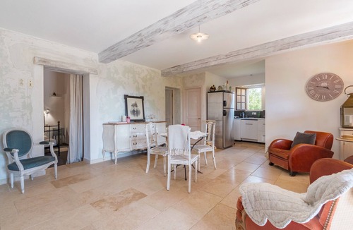 Lacoste Apartment | Holiday Home 'Chez Lara' with Mountain View, Shared Pool and Wi-Fi