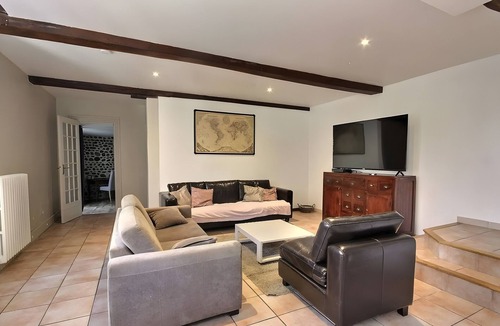 Ponson-Debat-Pouts House | Holiday Home “Le Clos Fleuri” with Mountain View, Wi-Fi & Air Conditioning