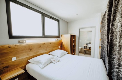 Vals-les-Bains Apartment | Holiday Home 'Gite Villa T1' with Shared Pool, Wi-Fi and Air Conditioning
