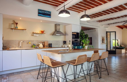 Auriol House | Holiday Home 'La Bastide Des Oliviers' with Mountain View, Wi-Fi and Air Conditioning
