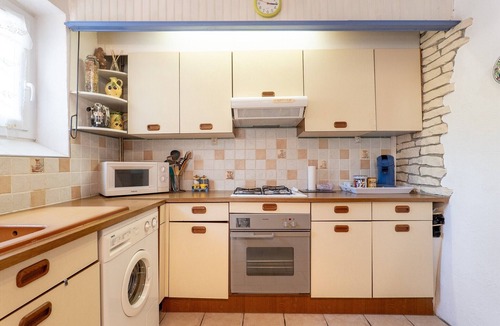 Puimoisson House | Holiday Home “La Petite Maison” with Balcony and Wi-Fi