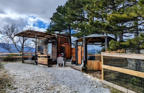 Sisteron House | Holiday Home 'La Tiny House De Peggy' with Mountain View, Private Terrace and Air Conditioning