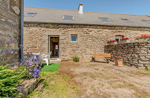 Porspoder House | Holiday Home 'Le Gîte Bleu 2' with Private Terrace and Shared Garden