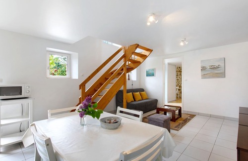 Lantic House | Holiday Home “Le Nid du Goéland” with Private Terrace, Shared Garden & Wi-Fi