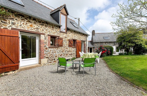 Lantic House | Holiday Home “Le Nid du Goéland” with Private Terrace, Shared Garden & Wi-Fi