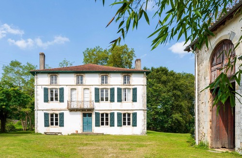 Ustaritz House | Holiday Home "Maison Etxeparea" with Wi-Fi