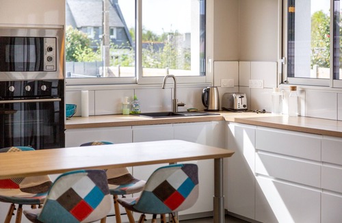 Concarneau House | Holiday Home “Maison Concarneau” with Private Terrace, Garden & Wi-Fi