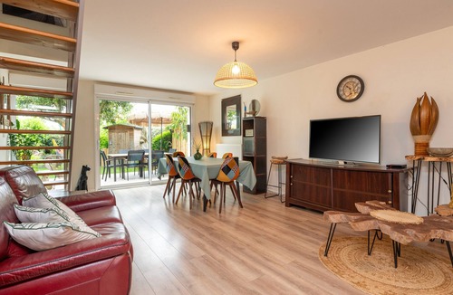 Arradon House | Holiday Home 'Upton 2 - Arradon Golfe Du Morbihan' with Private Terrace, Garden & Wi-Fi