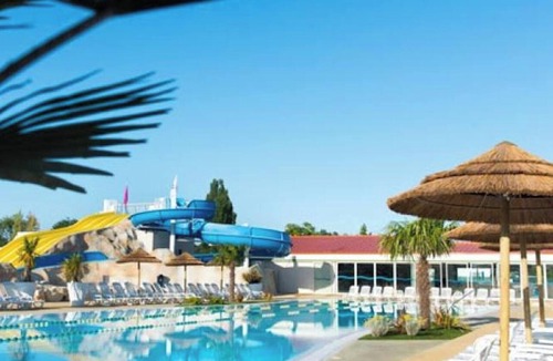 Les Mathes House | Homerez - Bungalow Les Mathes, shared pool