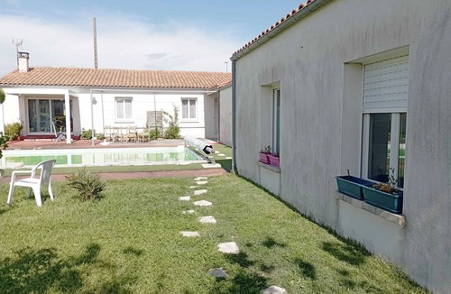 La Jarrie Apartment | Homerez - Comfortable apartment with pool in La Jarrie