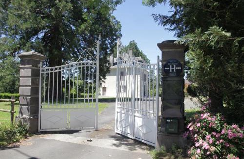 Chalvignac Hotel | HOSTELLERIE LA BRUYERE