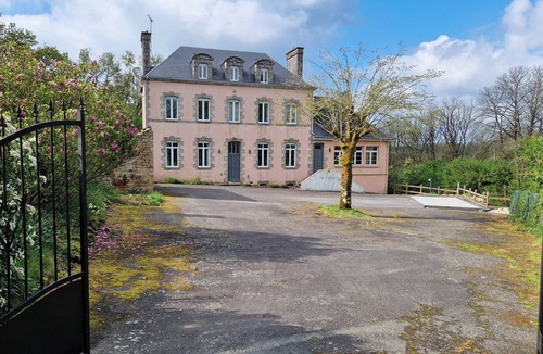 Langoelan House | House - Sleeps 10 - Garden - Pets Ok - Games Room